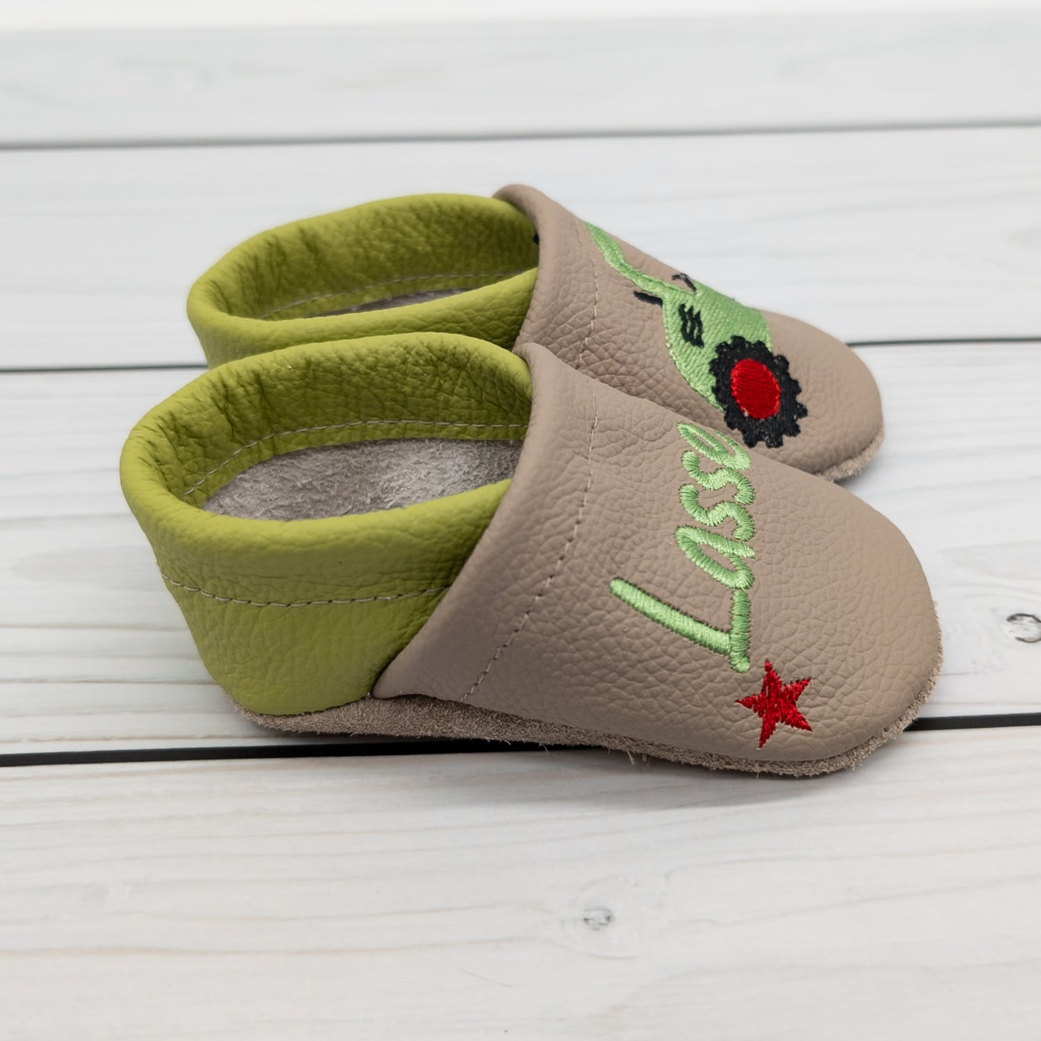 Krabbelschuhe in camel braun mit Traktor und Name bestickt aus Echtleder