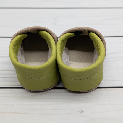 Krabbelschuhe in camel braun mit Traktor und Name bestickt aus Echtleder