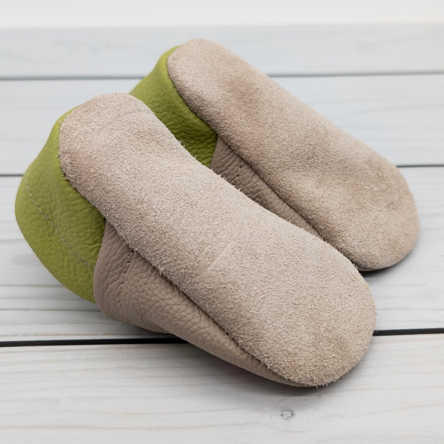 Krabbelschuhe in camel braun mit Traktor und Name bestickt aus Echtleder