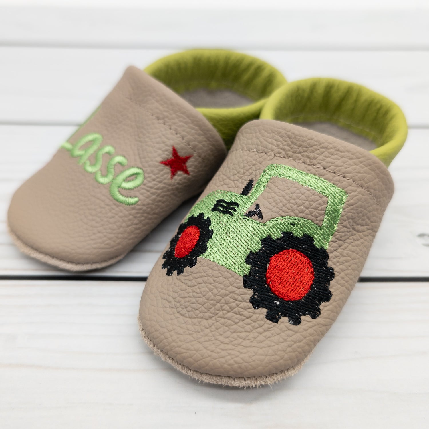 Krabbelschuhe in camel braun mit Traktor und Name bestickt aus Echtleder