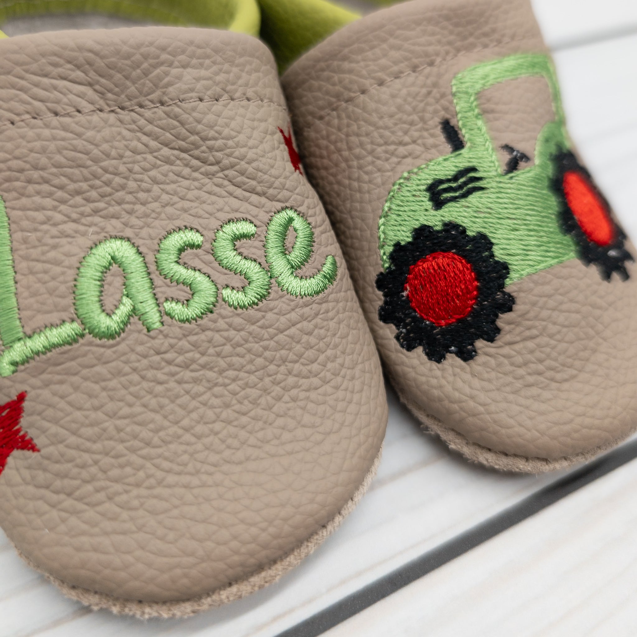 Krabbelschuhe in camel braun mit Traktor und Name bestickt aus Echtleder