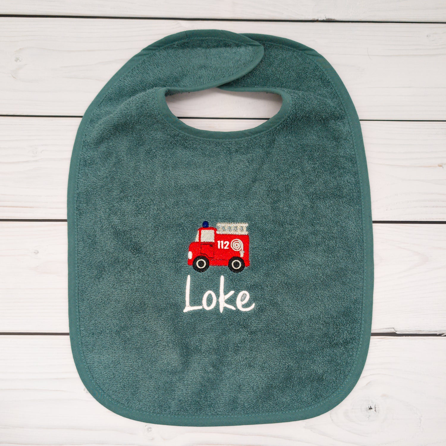 Lätzchen aus Frottee mit Feuerwehrauto und Name personalisiert - tolle Geschenkidee für Babys und Kleinkinder