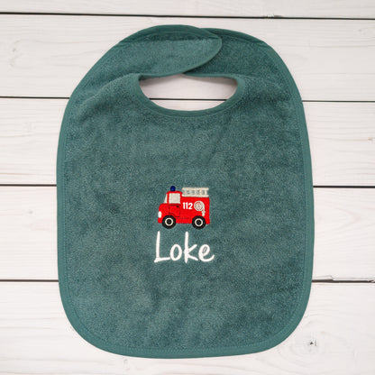Lätzchen aus Frottee mit Feuerwehrauto und Name personalisiert - tolle Geschenkidee für Babys und Kleinkinder