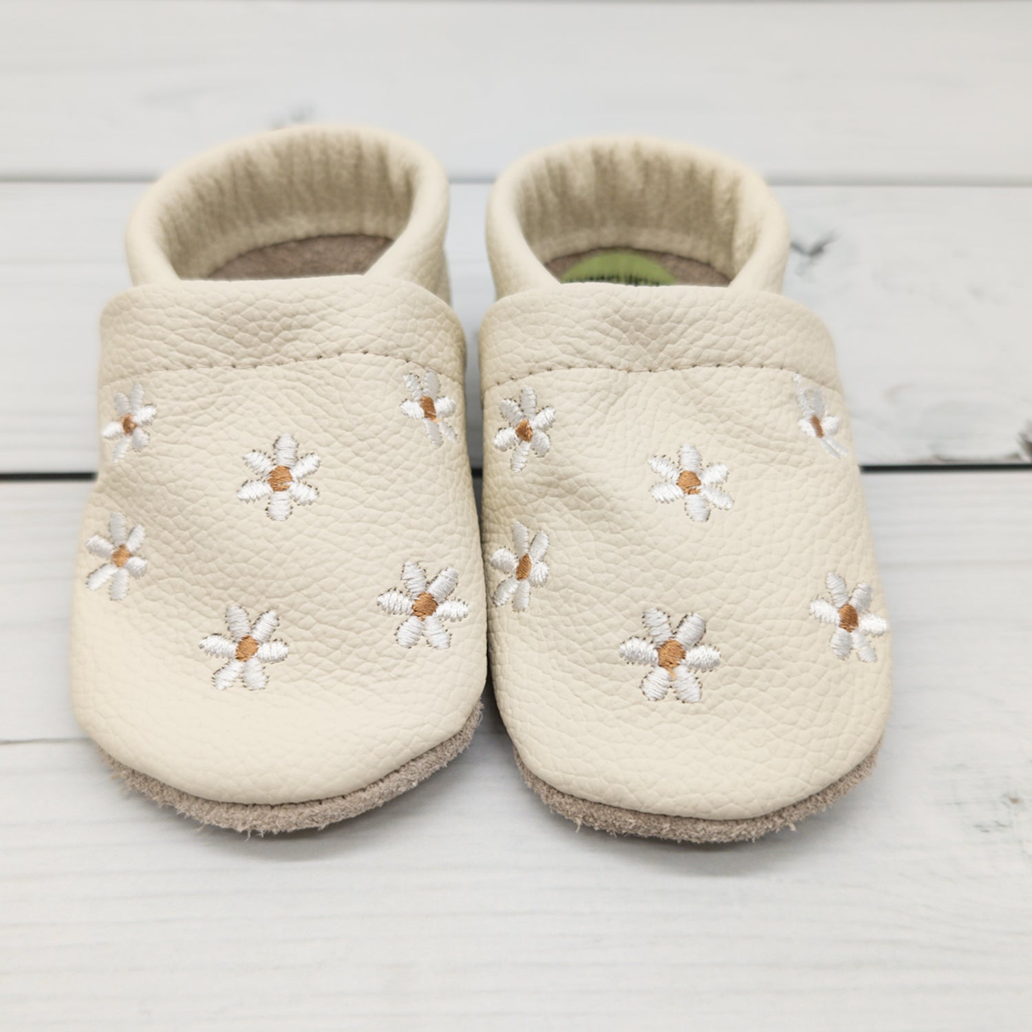 Krabbelschuhe in creme mit kleinen Blumen in Größe 18