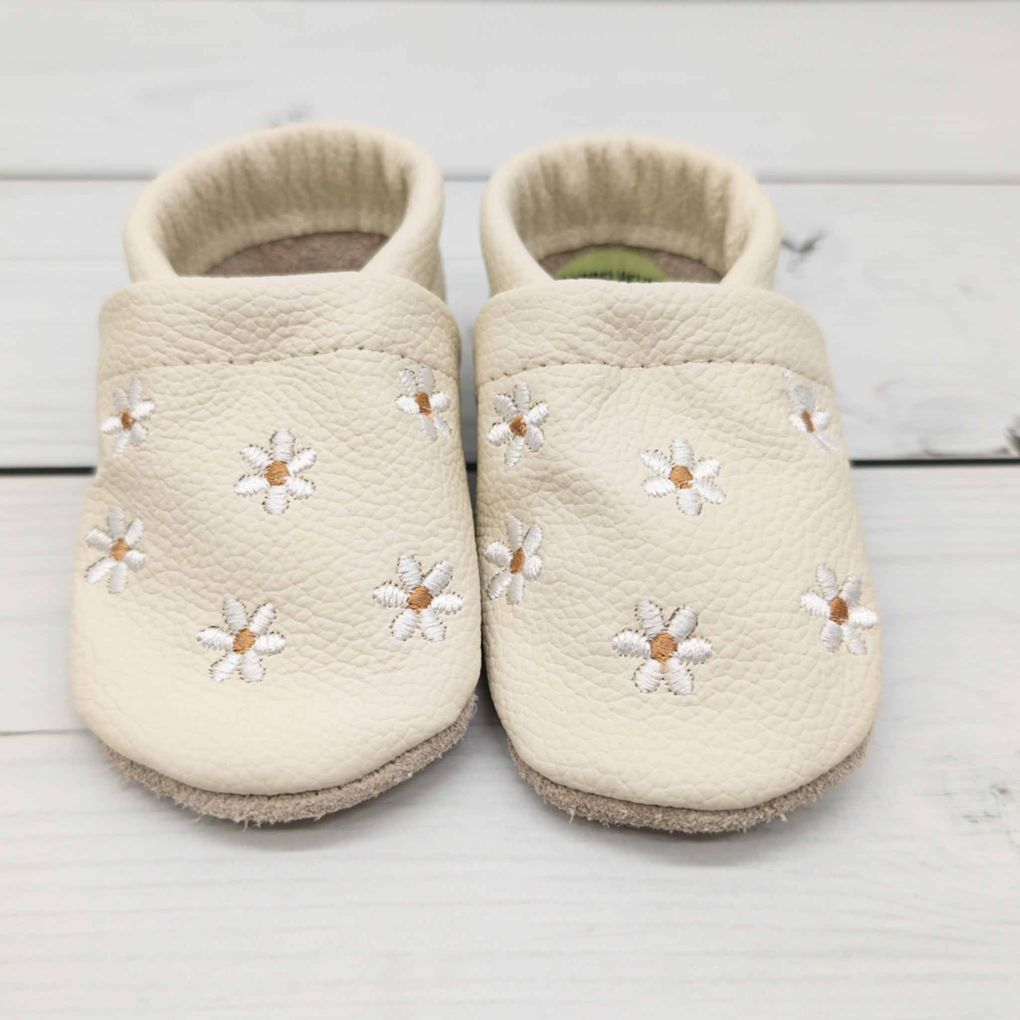Krabbelschuhe in creme mit kleinen Blumen in Größe 18