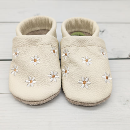 Krabbelschuhe in creme mit kleinen Blumen in Größe 18