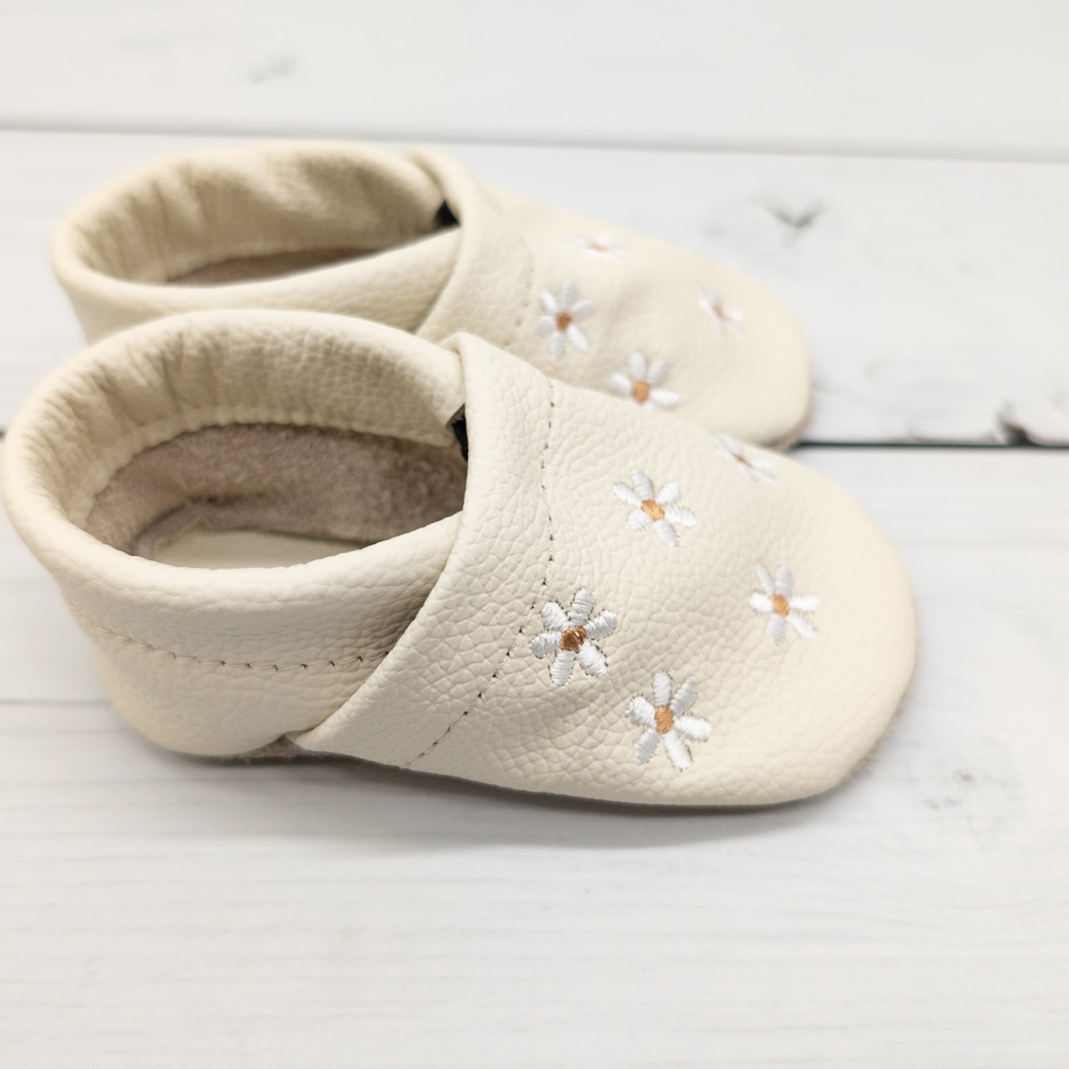 Krabbelschuhe in creme mit kleinen Blumen in Größe 18