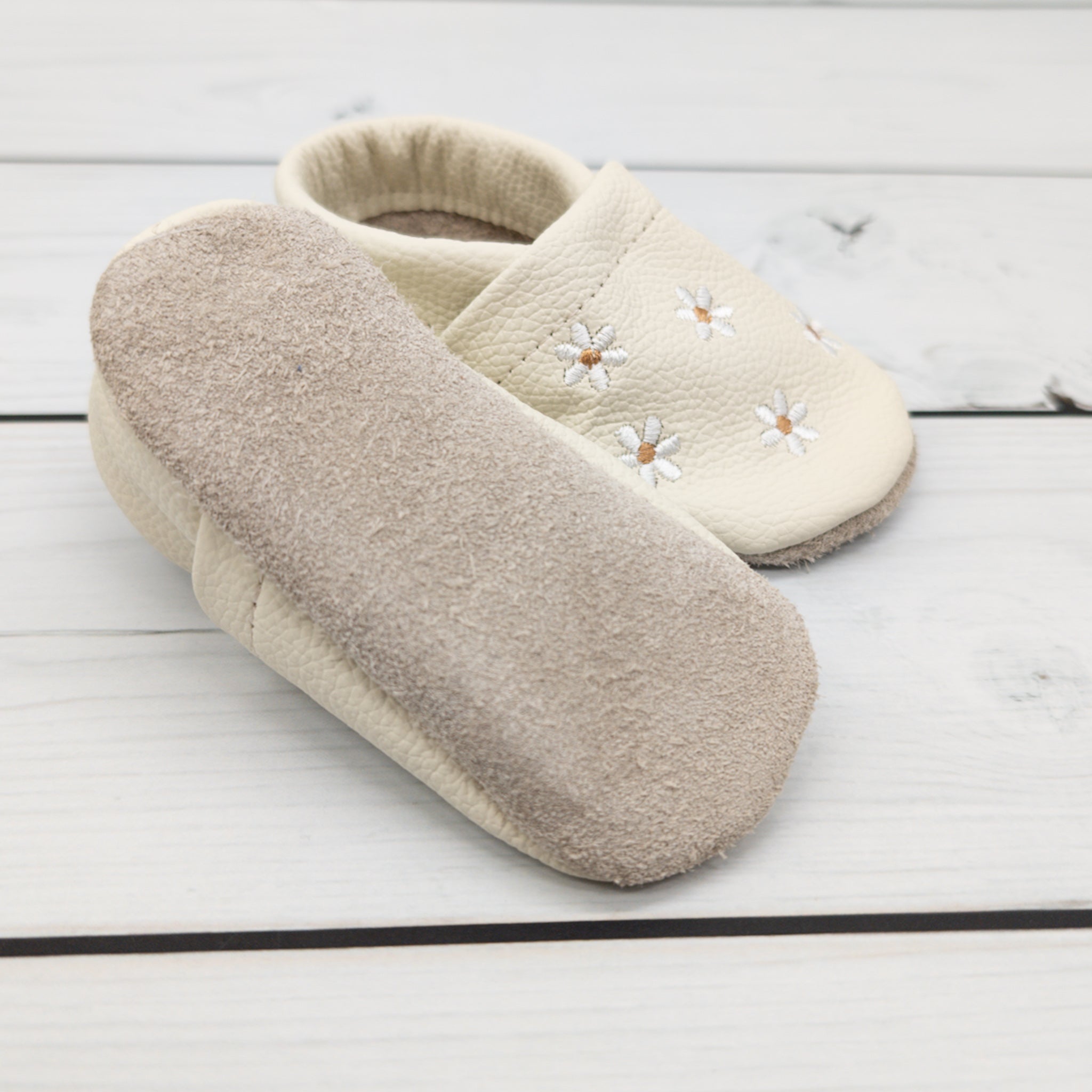 Krabbelschuhe in creme mit kleinen Blumen in Größe 18