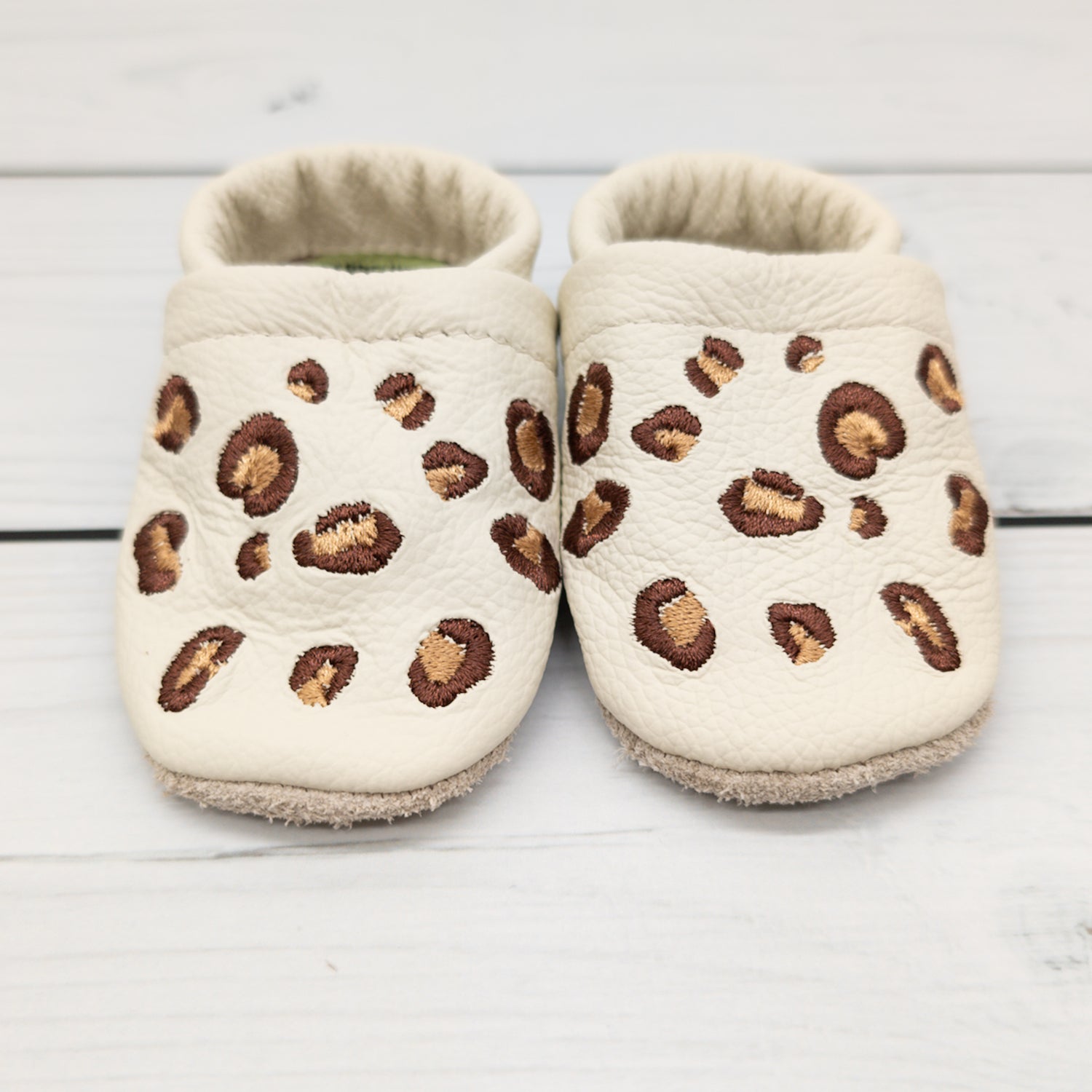 Krabbelschuhe in creme mit Leo Muster in Größe 17