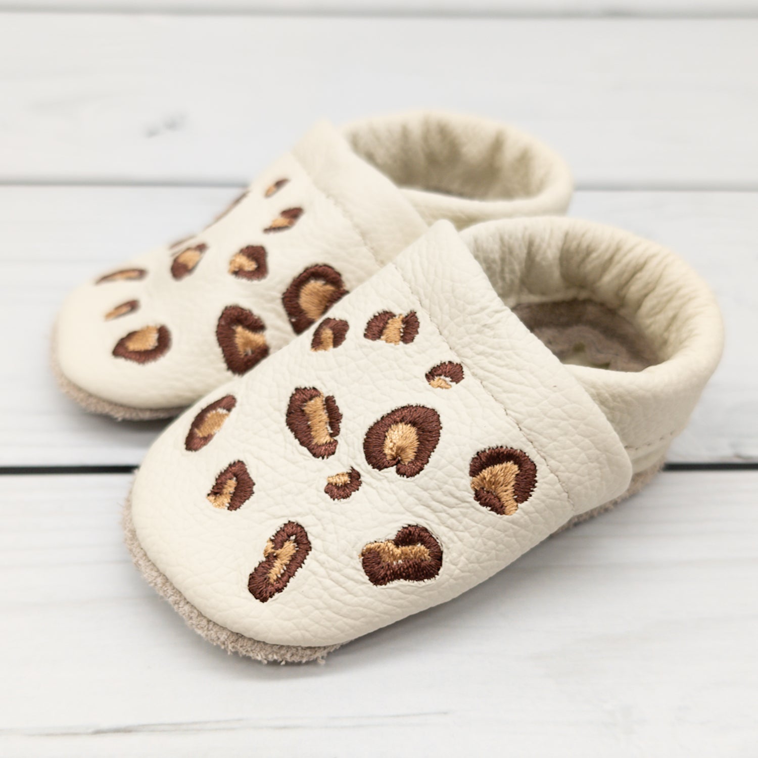 Krabbelschuhe in creme mit Leo Muster in Größe 17