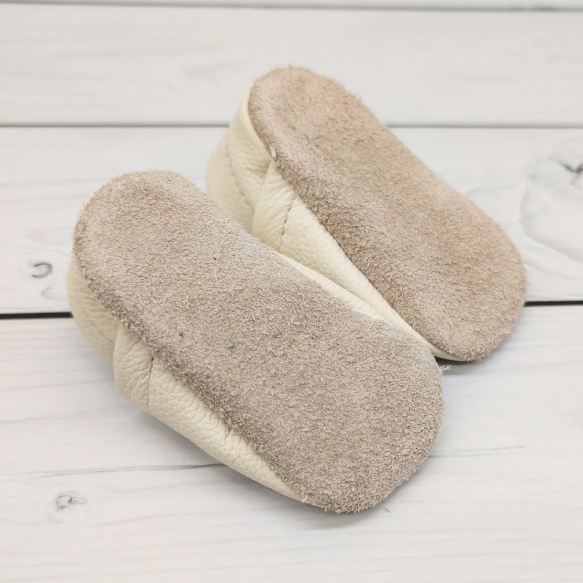 Krabbelschuhe in creme mit Leo Muster in Größe 17