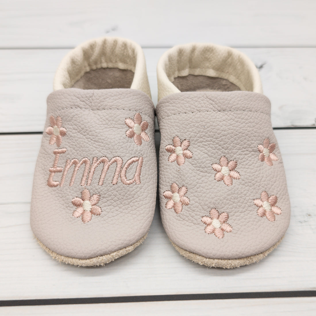 Krabbelschuhe in hellgrau mit Blumen und dem Namen "Emma" bestickt - Größe 20