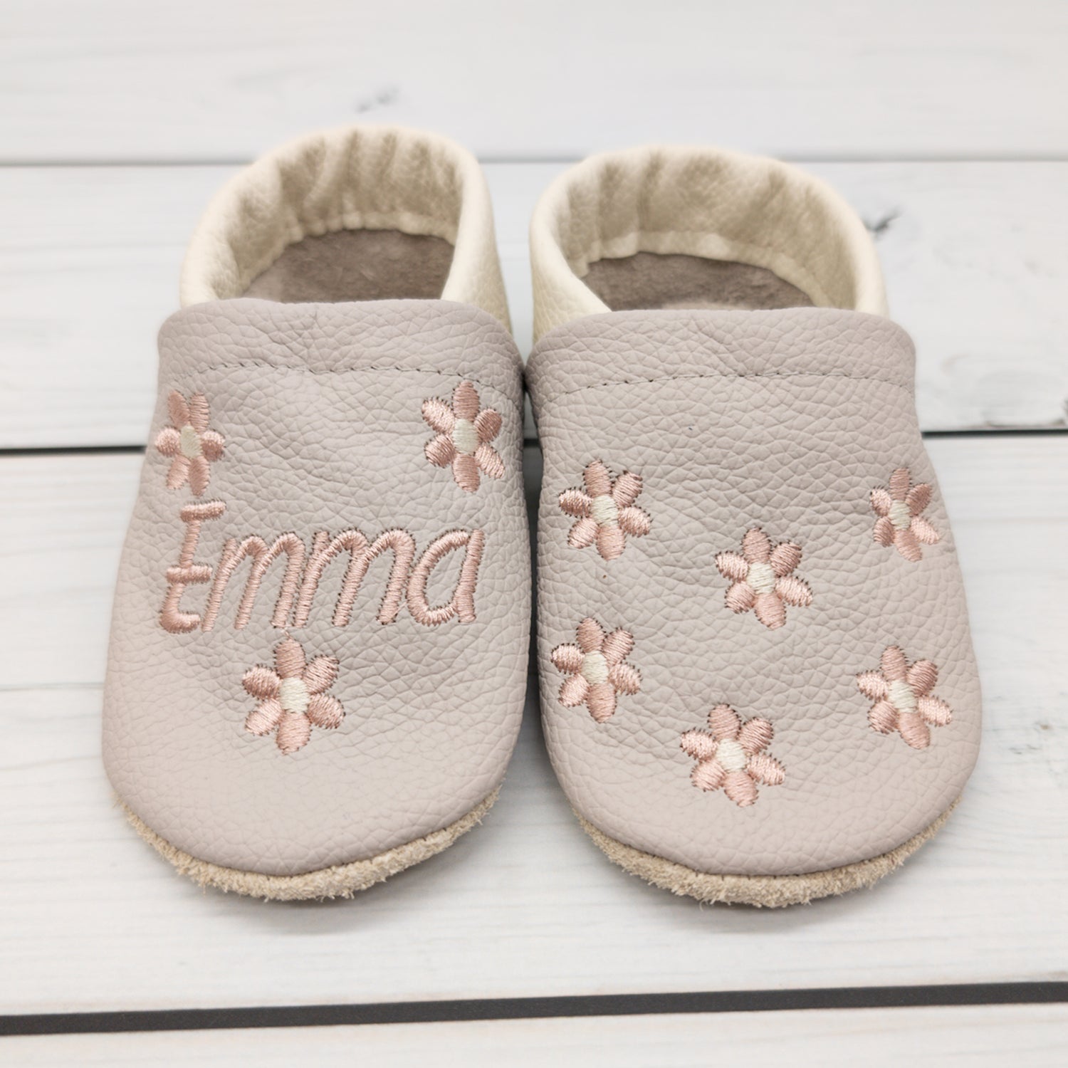 Krabbelschuhe in hellgrau mit Blumen und dem Namen "Emma" bestickt - Größe 20