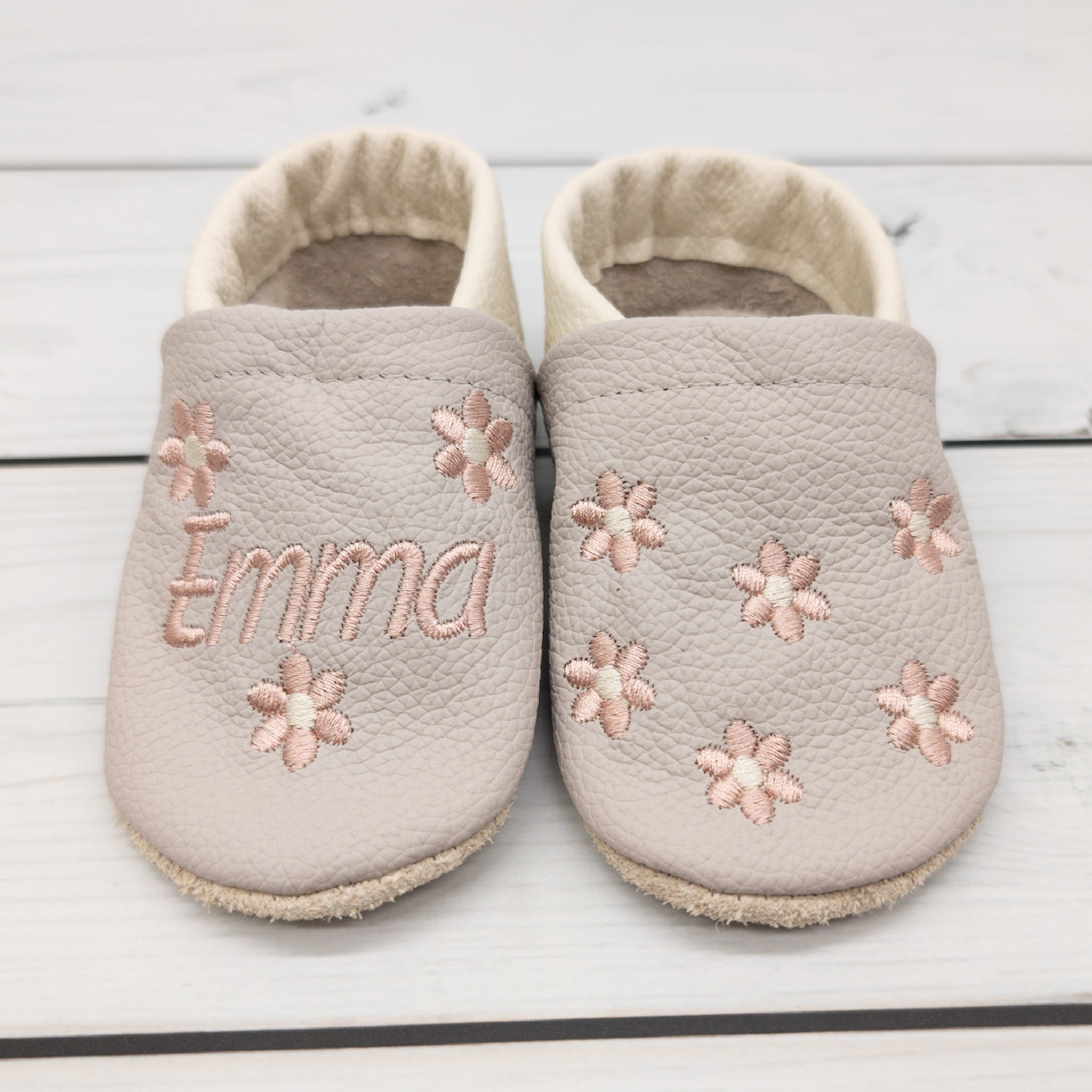 Krabbelschuhe in hellgrau mit Blumen und dem Namen "Emma" bestickt - Größe 20