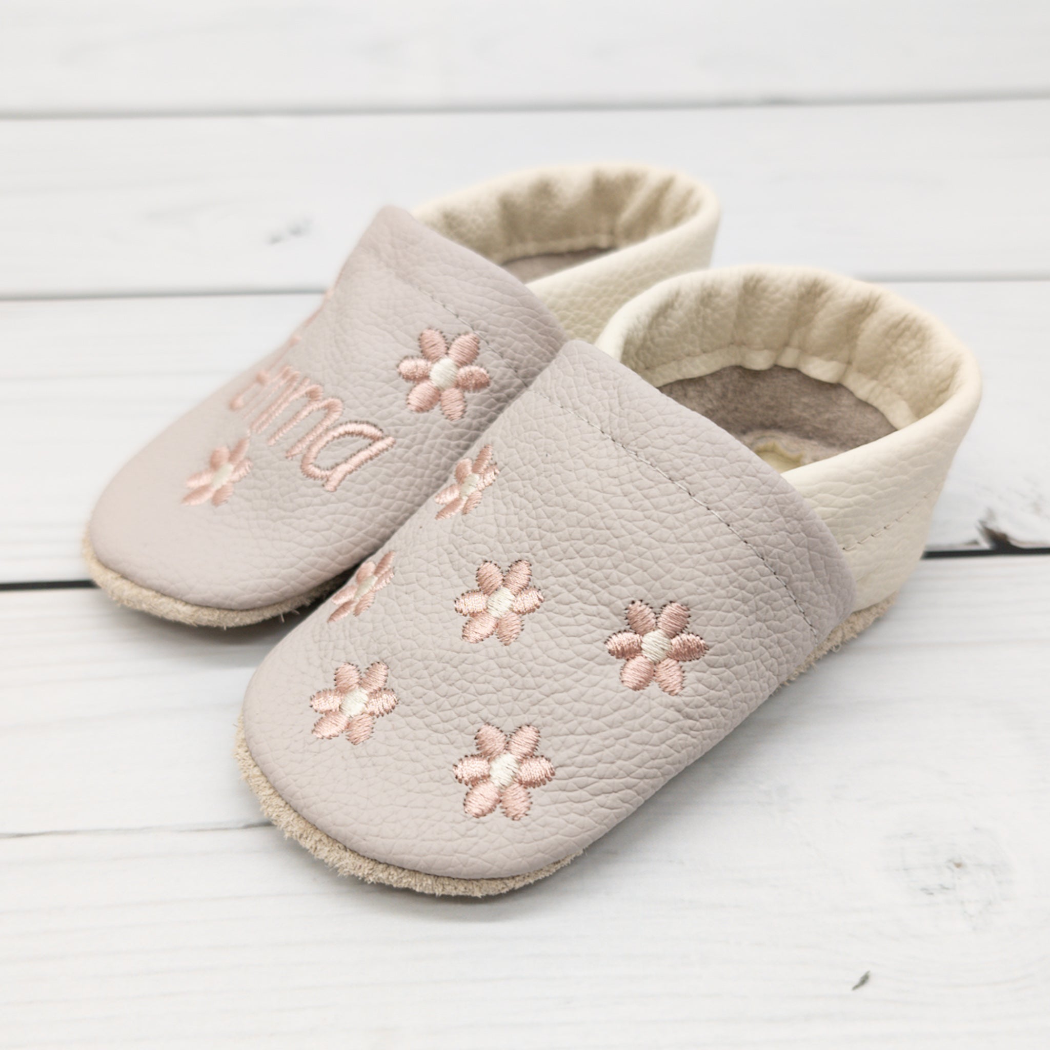 Krabbelschuhe in hellgrau mit Blumen und dem Namen "Emma" bestickt - Größe 20