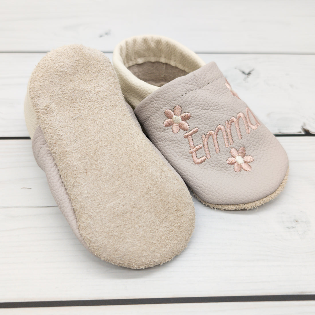 Krabbelschuhe in hellgrau mit Blumen und dem Namen "Emma" bestickt - Größe 20
