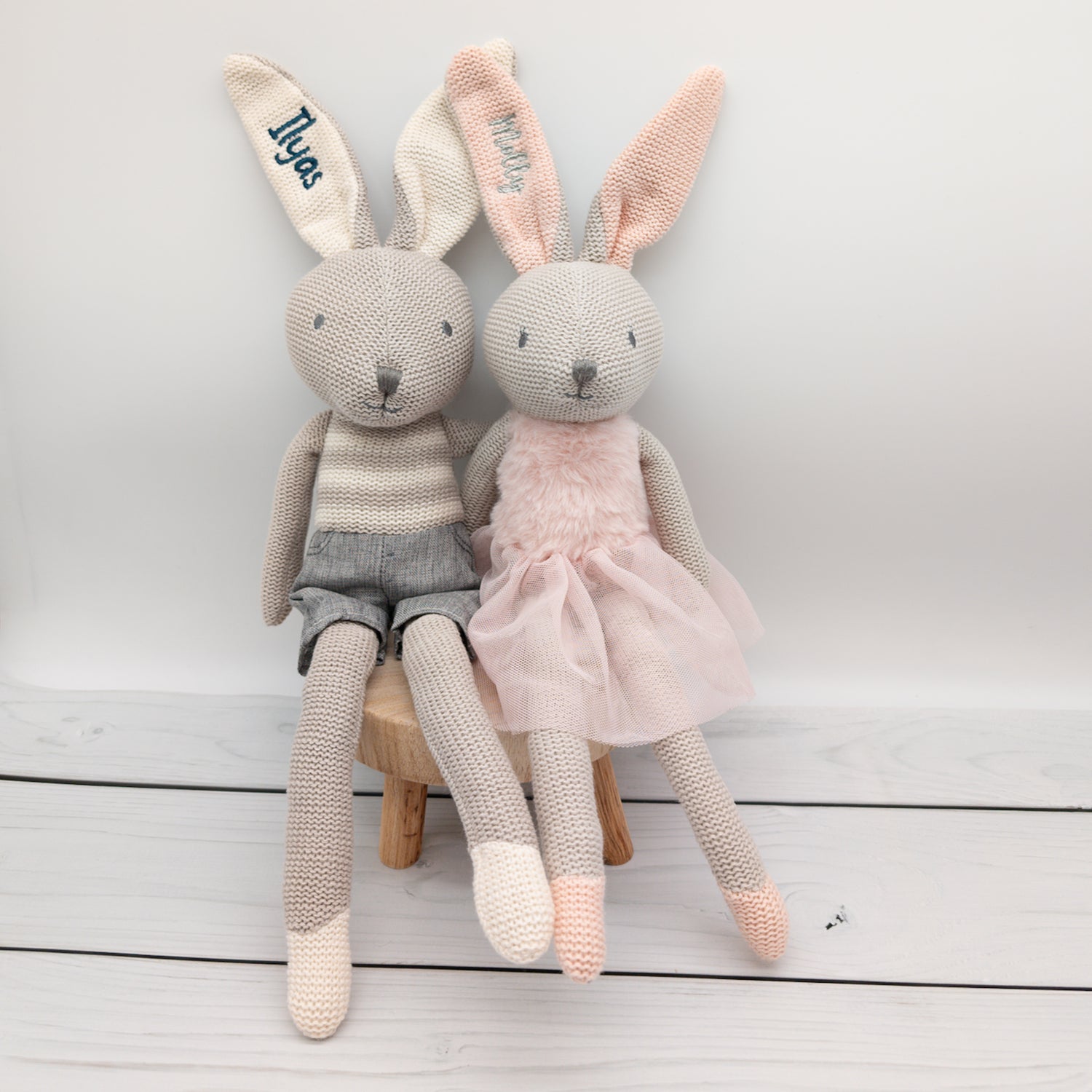 Schmusetier Hase Kuscheltier mit Latzhose und Name bestickt