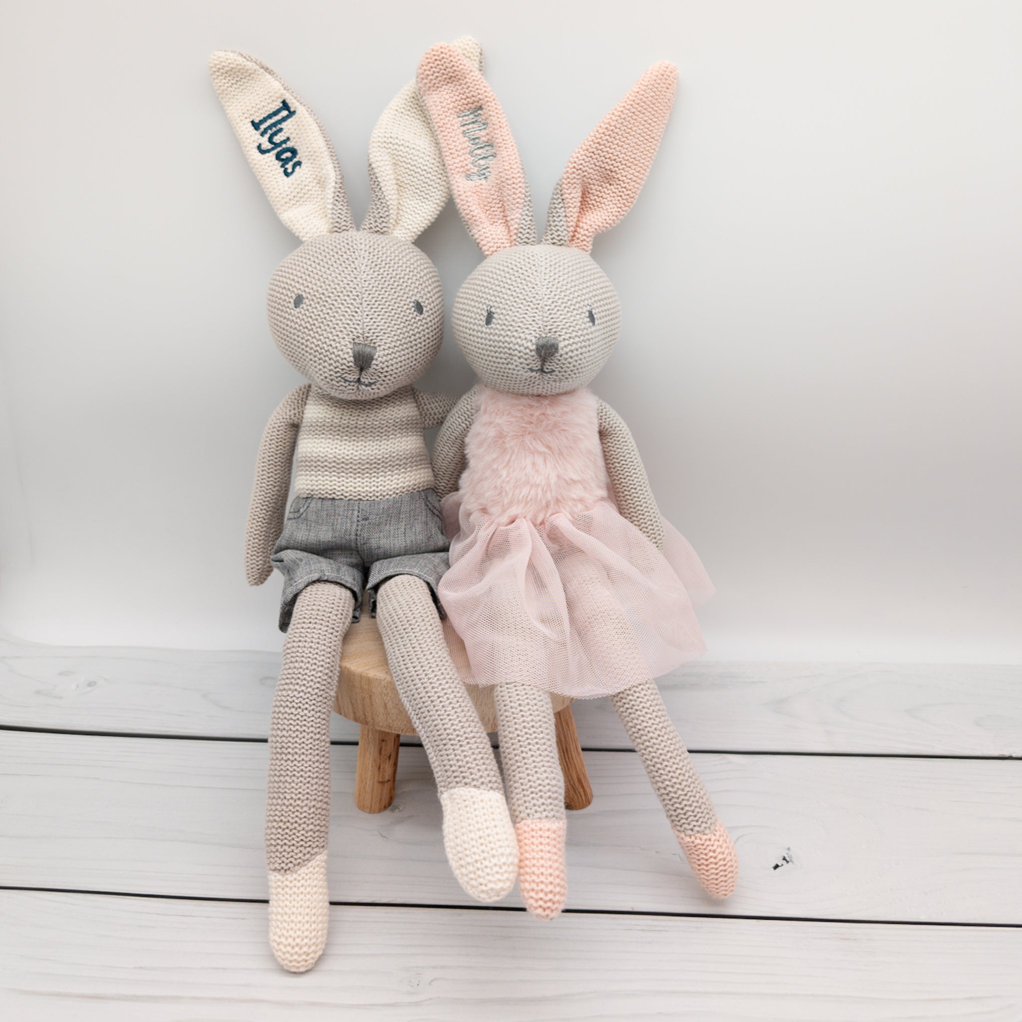 Schmusetier Hase Kuscheltier mit Latzhose und Name bestickt