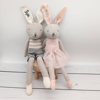 Schmusetier Hase Kuscheltier mit Latzhose und Name bestickt