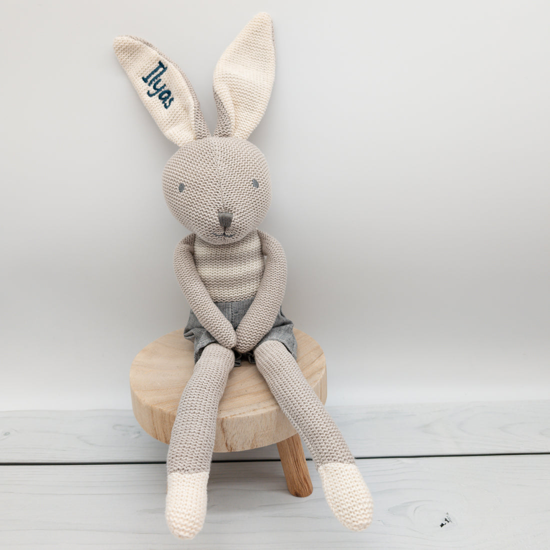 Schmusetier Hase Kuscheltier mit Latzhose und Name bestickt