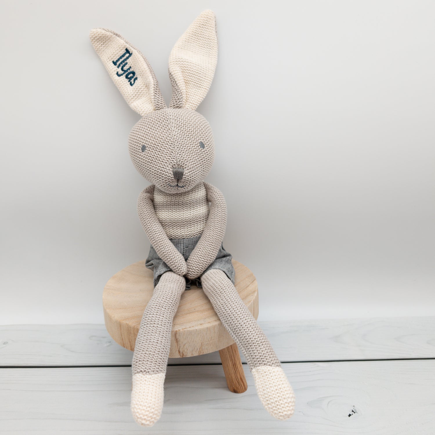 Schmusetier Hase Kuscheltier mit Latzhose und Name bestickt