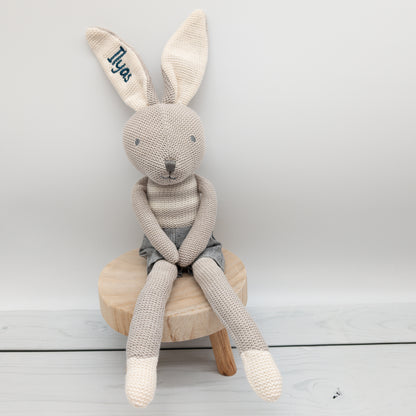 Schmusetier Hase Kuscheltier mit Latzhose und Name bestickt