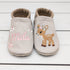 Krabbelschuhe/ Hausschuhe aus Leder mit Reh und Name bestickt von Krabbelhelden. www.krabbelhelden.de