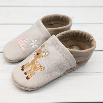 Krabbelschuhe/ Hausschuhe aus Leder mit Reh und Name bestickt von Krabbelhelden. www.krabbelhelden.de