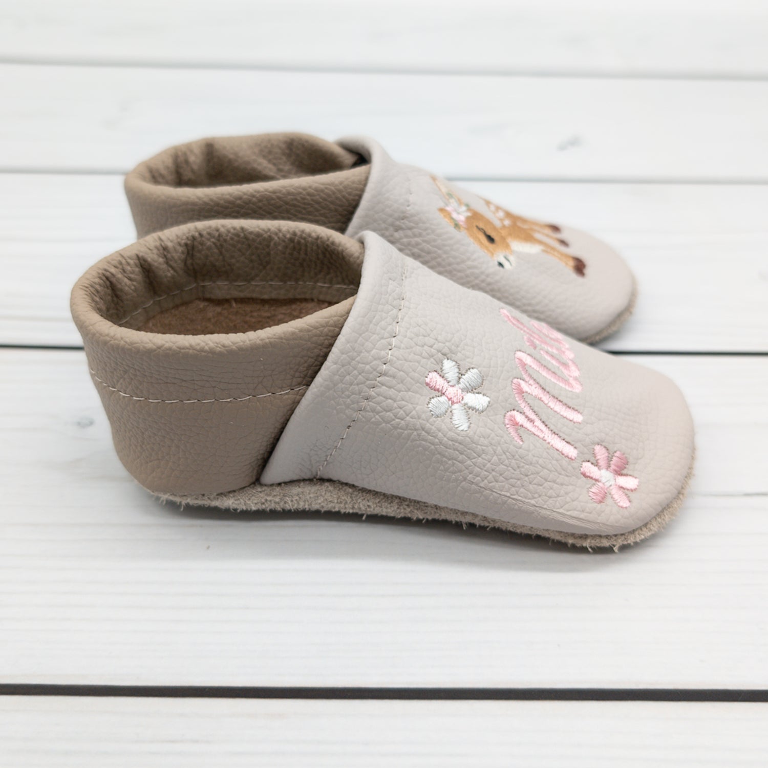 Krabbelschuhe/ Hausschuhe aus Leder mit Reh und Name bestickt von Krabbelhelden. www.krabbelhelden.de