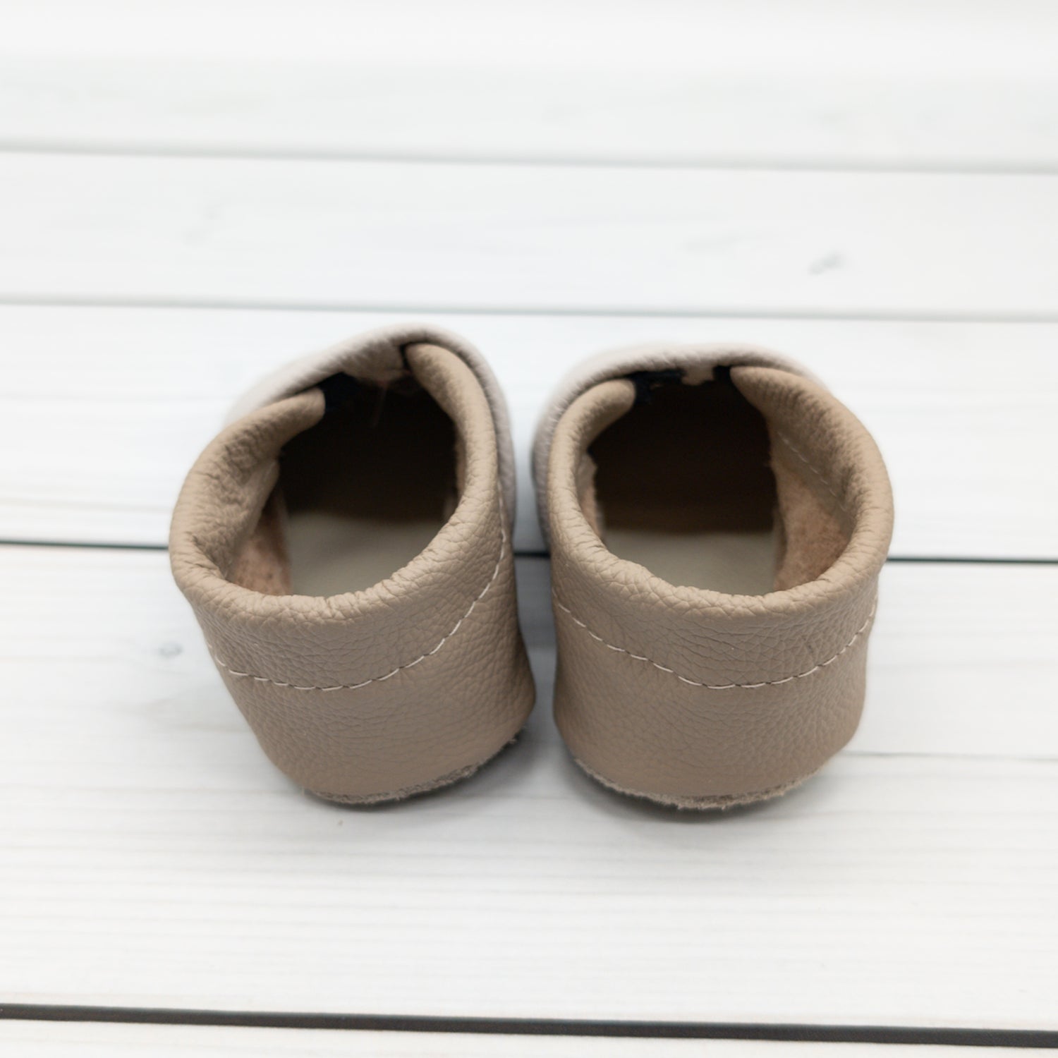Krabbelschuhe/ Hausschuhe aus Leder mit Reh und Name bestickt von Krabbelhelden. www.krabbelhelden.de