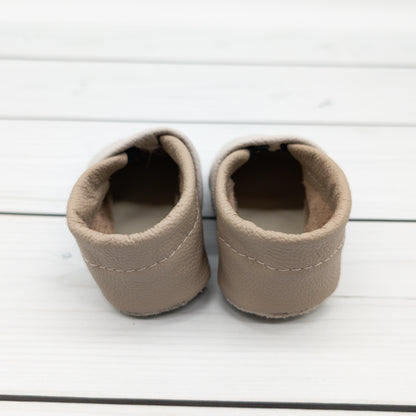Krabbelschuhe/ Hausschuhe aus Leder mit Reh und Name bestickt von Krabbelhelden. www.krabbelhelden.de