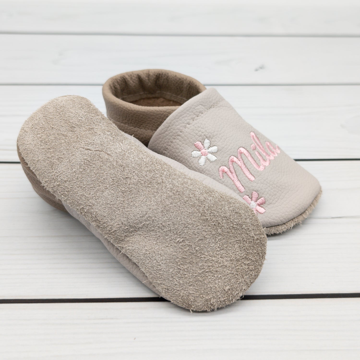 Krabbelschuhe/ Hausschuhe aus Leder mit Reh und Name bestickt von Krabbelhelden. www.krabbelhelden.de