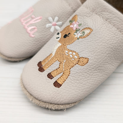 Krabbelschuhe/ Hausschuhe aus Leder mit Reh und Name bestickt von Krabbelhelden. www.krabbelhelden.de