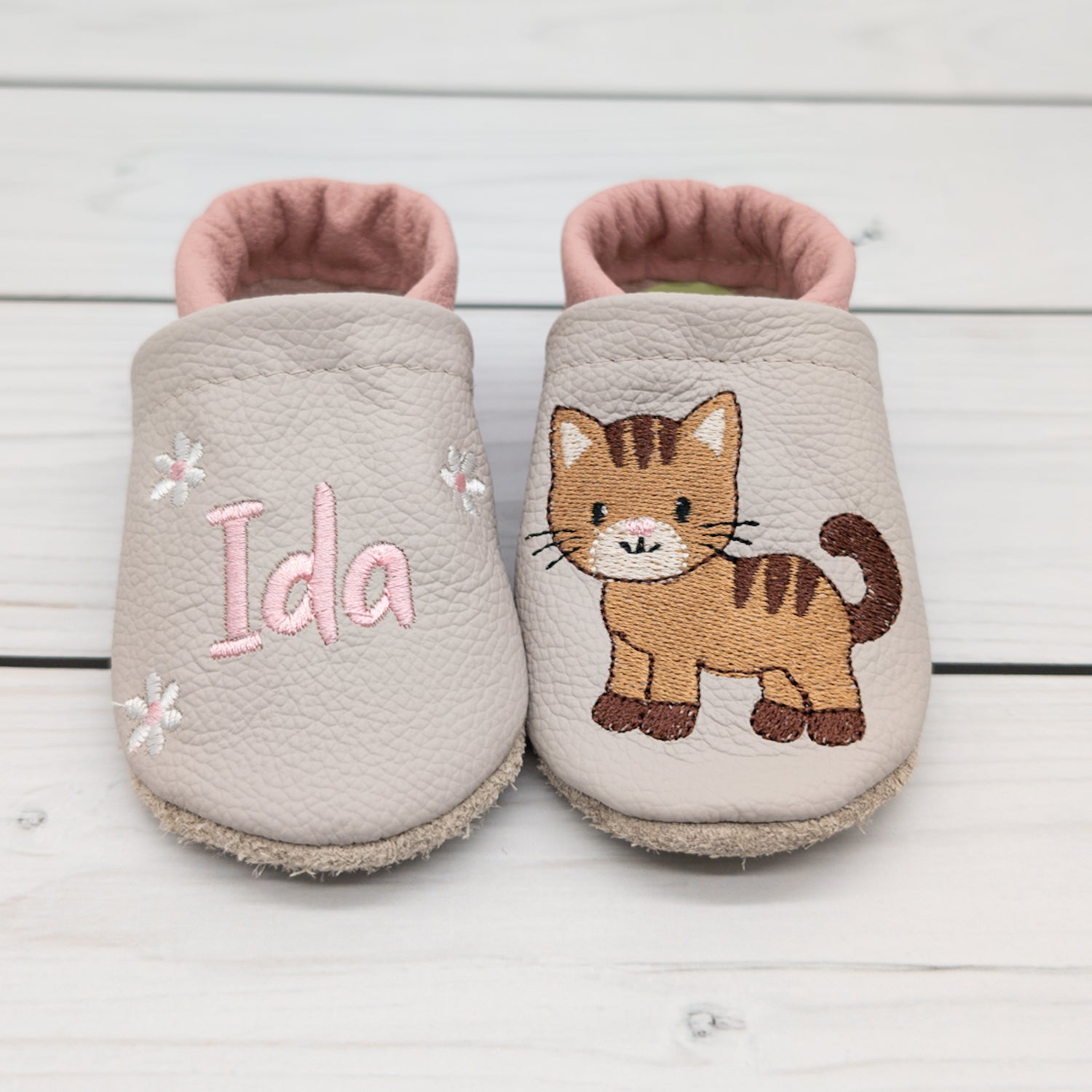 Krabbelschuhe aus Leder in hellgrau und altrosa mit Katze und Name bestickt von Krabbelhelden. www.krabbelhelden.de