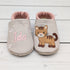 Krabbelschuhe aus Leder in hellgrau und altrosa mit Katze und Name bestickt von Krabbelhelden. www.krabbelhelden.de