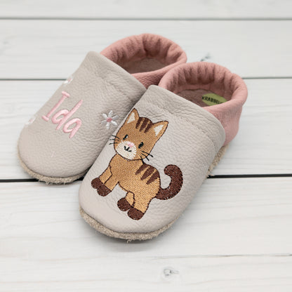 Krabbelschuhe aus Leder in hellgrau und altrosa mit Katze und Name bestickt von Krabbelhelden. www.krabbelhelden.de