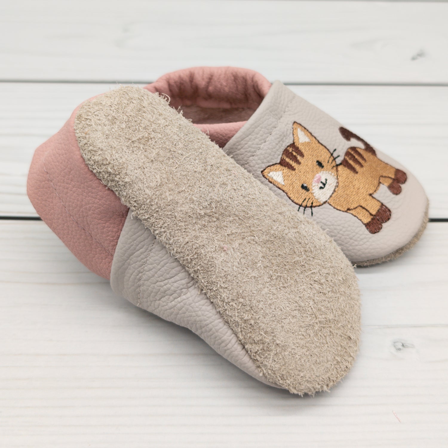 Krabbelschuhe aus Leder in hellgrau und altrosa mit Katze und Name bestickt von Krabbelhelden. www.krabbelhelden.de