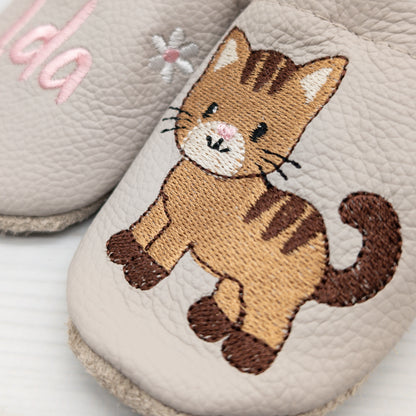 Krabbelschuhe aus Leder in hellgrau und altrosa mit Katze und Name bestickt von Krabbelhelden. www.krabbelhelden.de