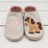 Krabbelschuhe / Hausschuhe aus Leder mit Pferd und Namen bestickt von Krabbelhelden. www.krabbelhelden.de