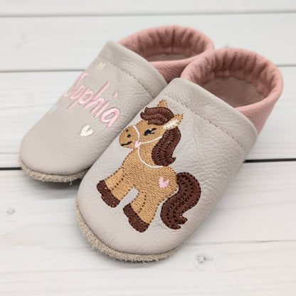 Krabbelschuhe / Hausschuhe aus Leder mit Pferd und Namen bestickt von Krabbelhelden. www.krabbelhelden.de