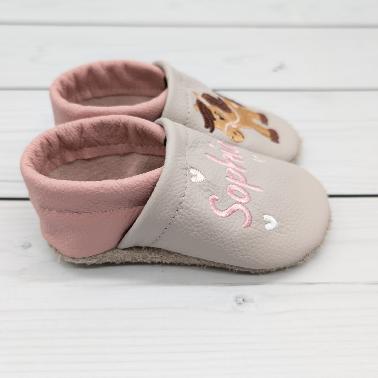Krabbelschuhe / Hausschuhe aus Leder mit Pferd und Namen bestickt von Krabbelhelden. www.krabbelhelden.de
