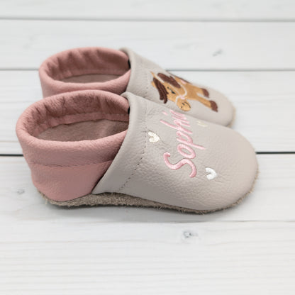 Krabbelschuhe / Hausschuhe aus Leder mit Pferd und Namen bestickt von Krabbelhelden. www.krabbelhelden.de