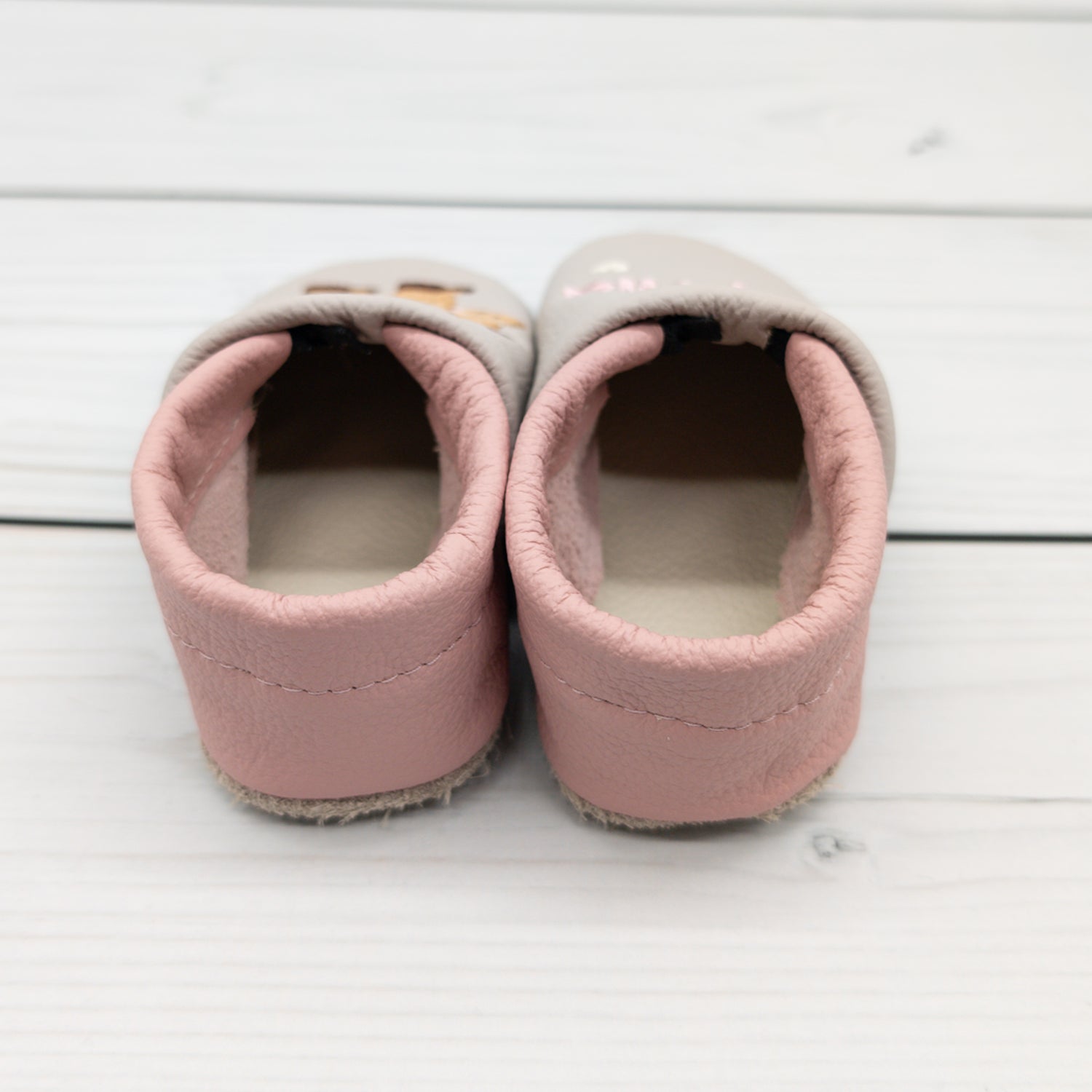 Krabbelschuhe / Hausschuhe aus Leder mit Pferd und Namen bestickt von Krabbelhelden. www.krabbelhelden.de