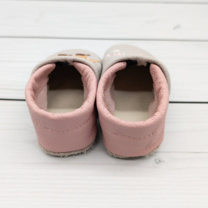 Krabbelschuhe / Hausschuhe aus Leder mit Pferd und Namen bestickt von Krabbelhelden. www.krabbelhelden.de
