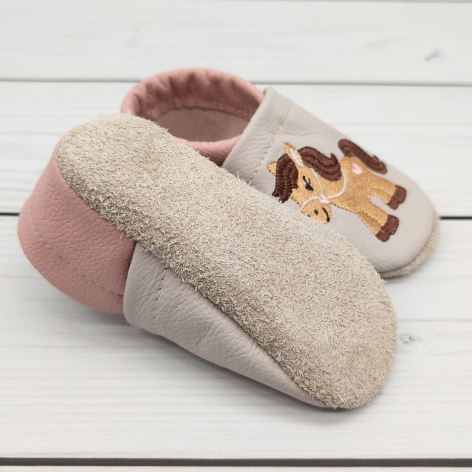 Krabbelschuhe / Hausschuhe aus Leder mit Pferd und Namen bestickt von Krabbelhelden. www.krabbelhelden.de