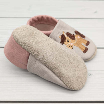 Krabbelschuhe / Hausschuhe aus Leder mit Pferd und Namen bestickt von Krabbelhelden. www.krabbelhelden.de