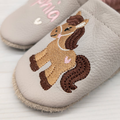 Krabbelschuhe / Hausschuhe aus Leder mit Pferd und Namen bestickt von Krabbelhelden. www.krabbelhelden.de