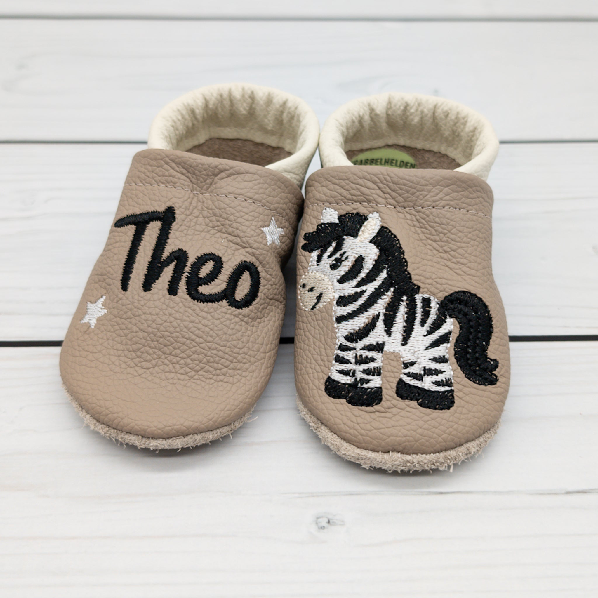 Krabbelschuhe - Hausschuhe aus Leder in braun mit Zebra und Name bestickt von Krabbelhelden. www.krabbelhelden.de