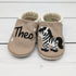 Krabbelschuhe - Hausschuhe aus Leder in braun mit Zebra und Name bestickt von Krabbelhelden. www.krabbelhelden.de
