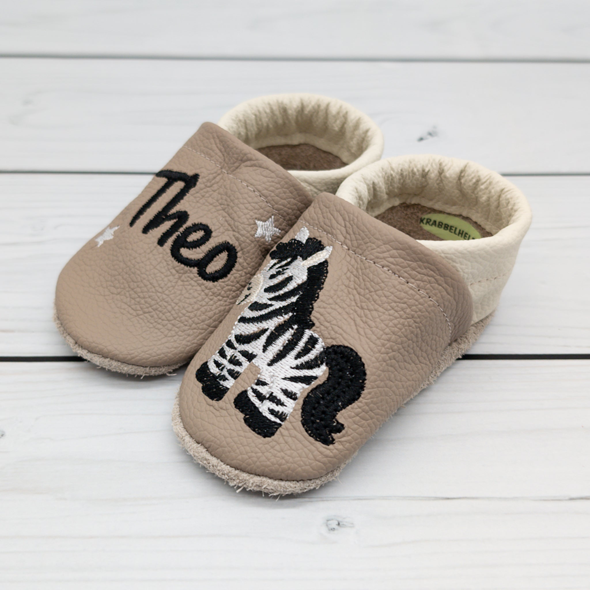 Krabbelschuhe - Hausschuhe aus Leder in braun mit Zebra und Name bestickt von Krabbelhelden. www.krabbelhelden.de